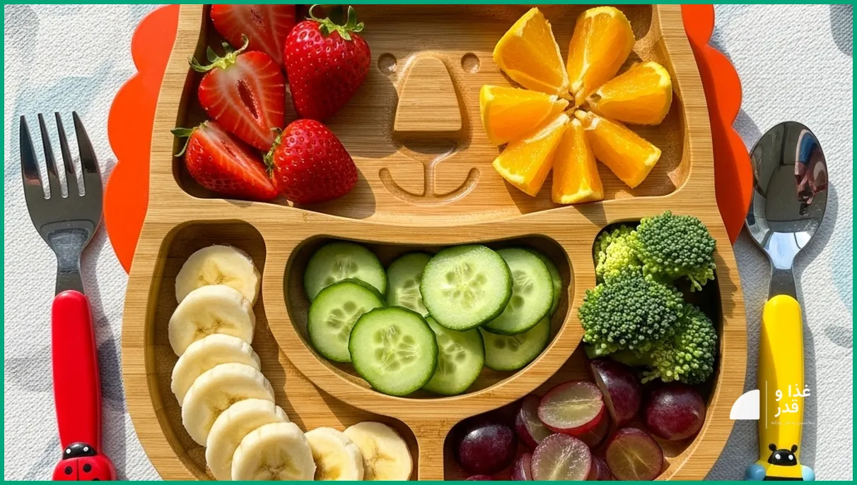 بشقاب غذای کودک با میوه و سبزی رنگارنگ