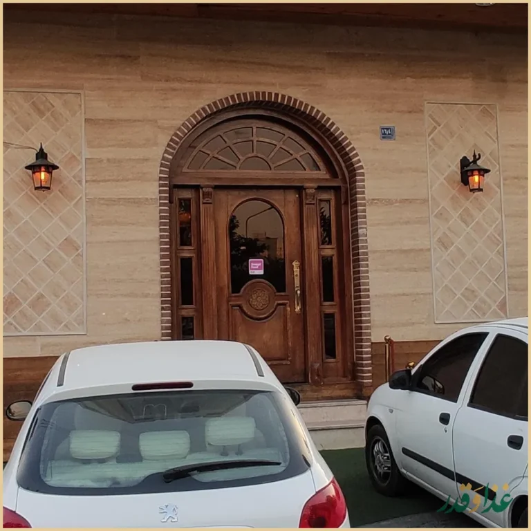 کافه رستوران سنتی هیچ