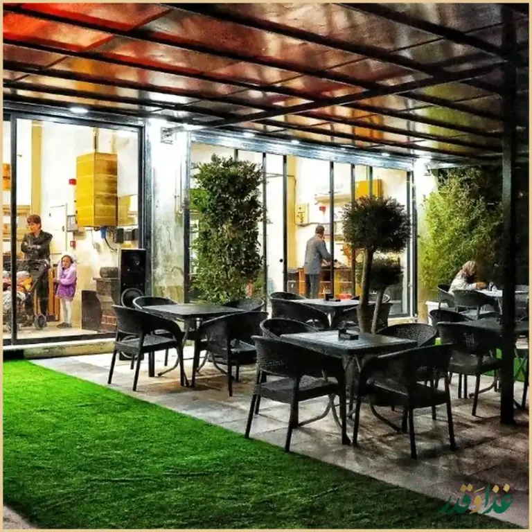 کافه رستوران مون