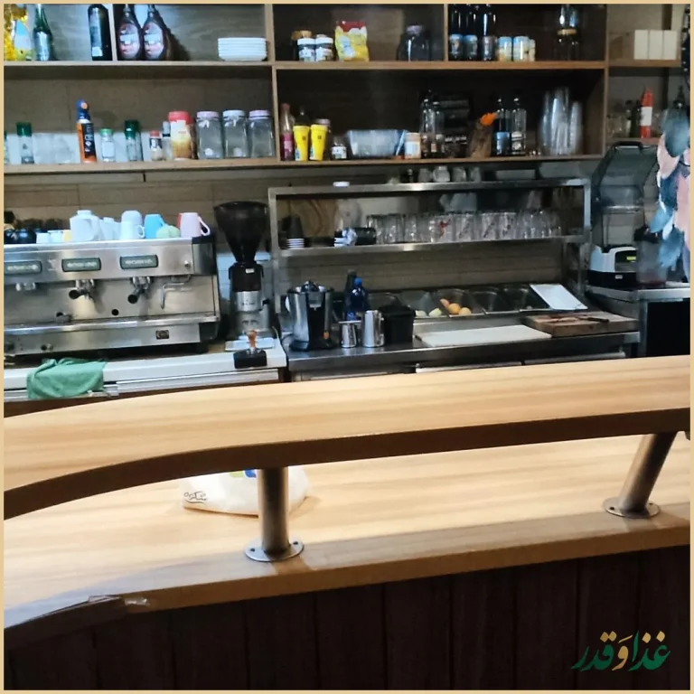 کافه رستوران مکث