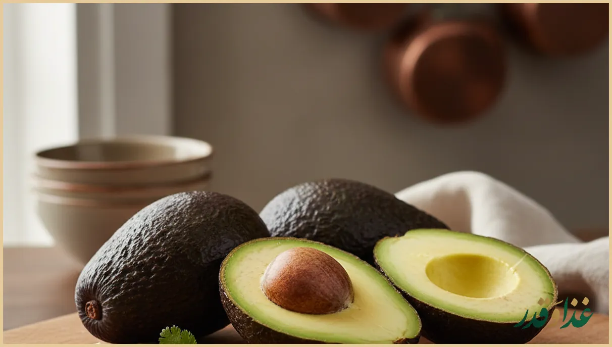 چند آووکادوی رسیده و برشخورده روی تخته چوبی