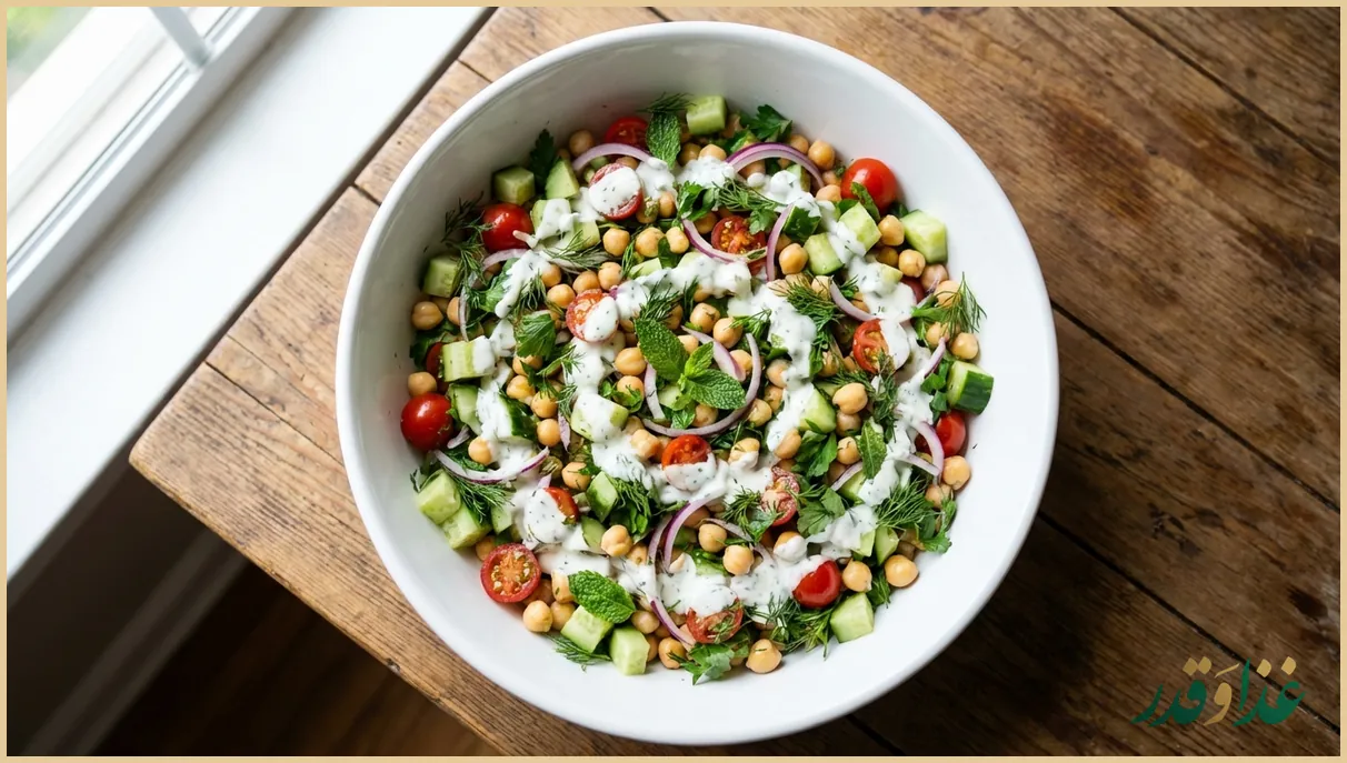 کاسه سالاد نخود با سبزیجات رنگارنگ