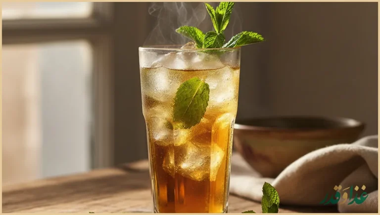 لیوان شربت سکنجبین با یخ و نعنا تازه
