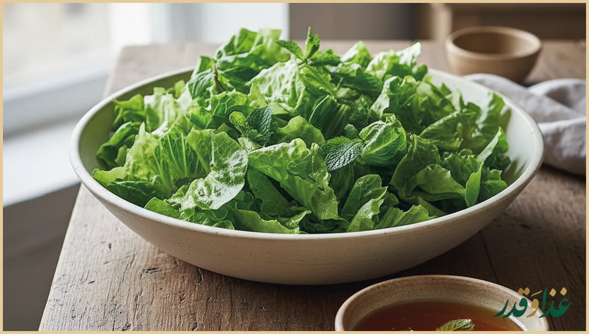 کاهو سکنجبین در ظرف بزرگ روی میز