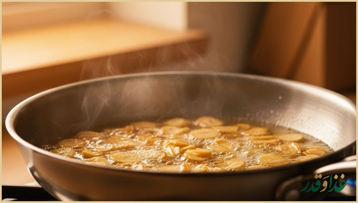 سیر داغ طلایی در تابه کوچک روی گاز