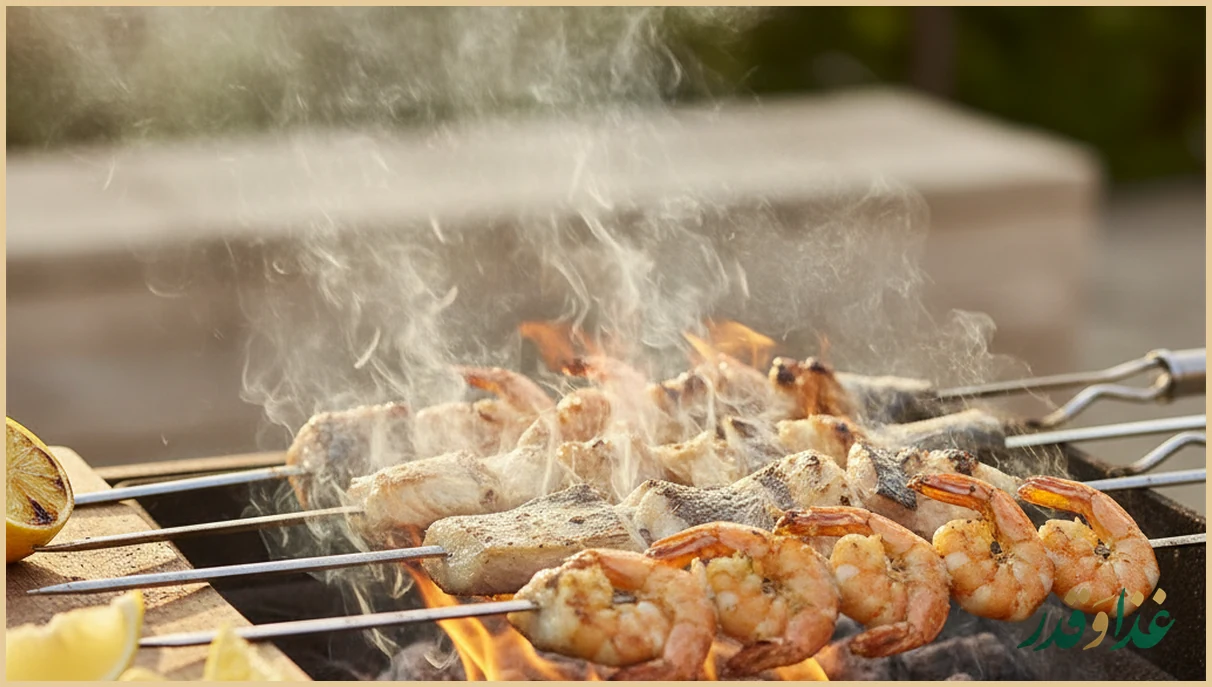 سیخ‌های ماهی و میگو کبابی قشم روی منقل زغالی