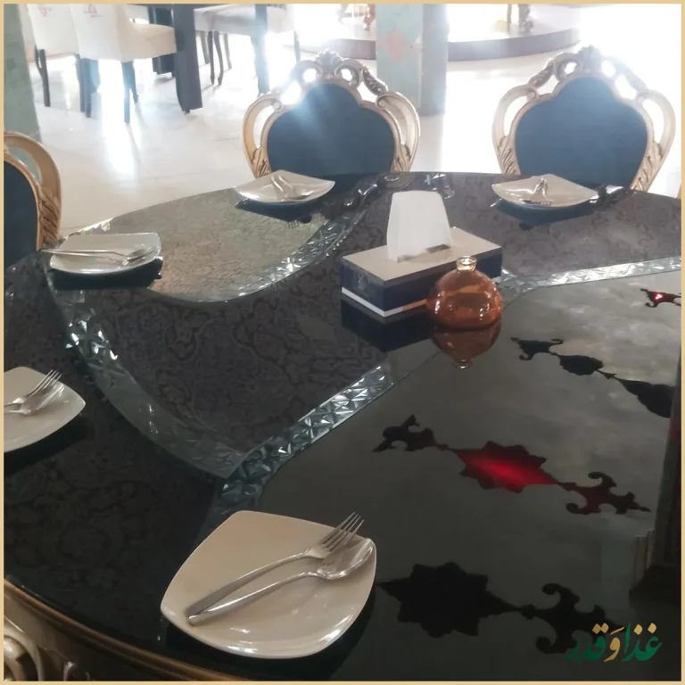 رستوران جزیره‌ای نگارستان