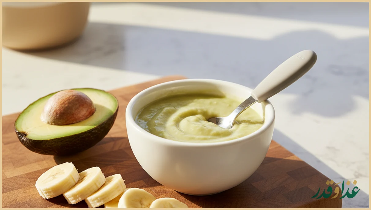 پوره آووکادو و موز در ظرف کوچک