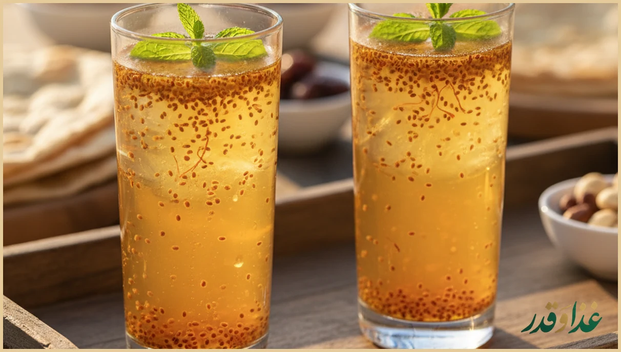 لیوان های شربت زعفران و خاکشیر روی سفره افطار
