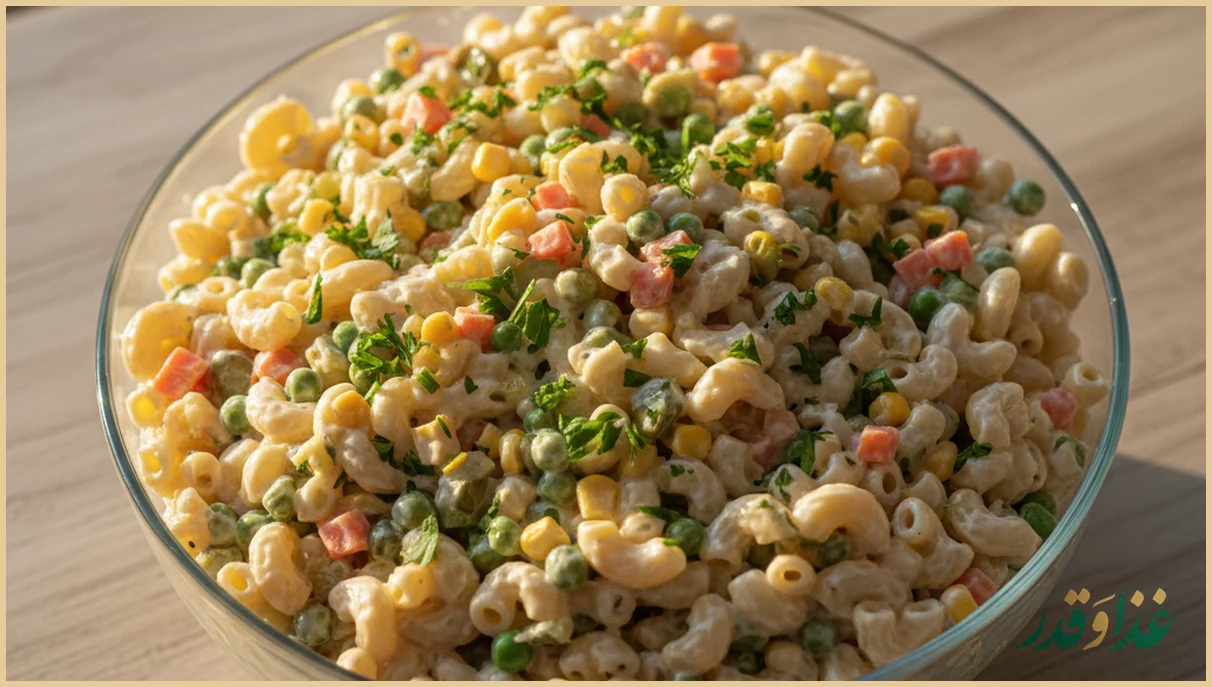 کاسه سالاد ماکارونی با سبزیجات رنگی