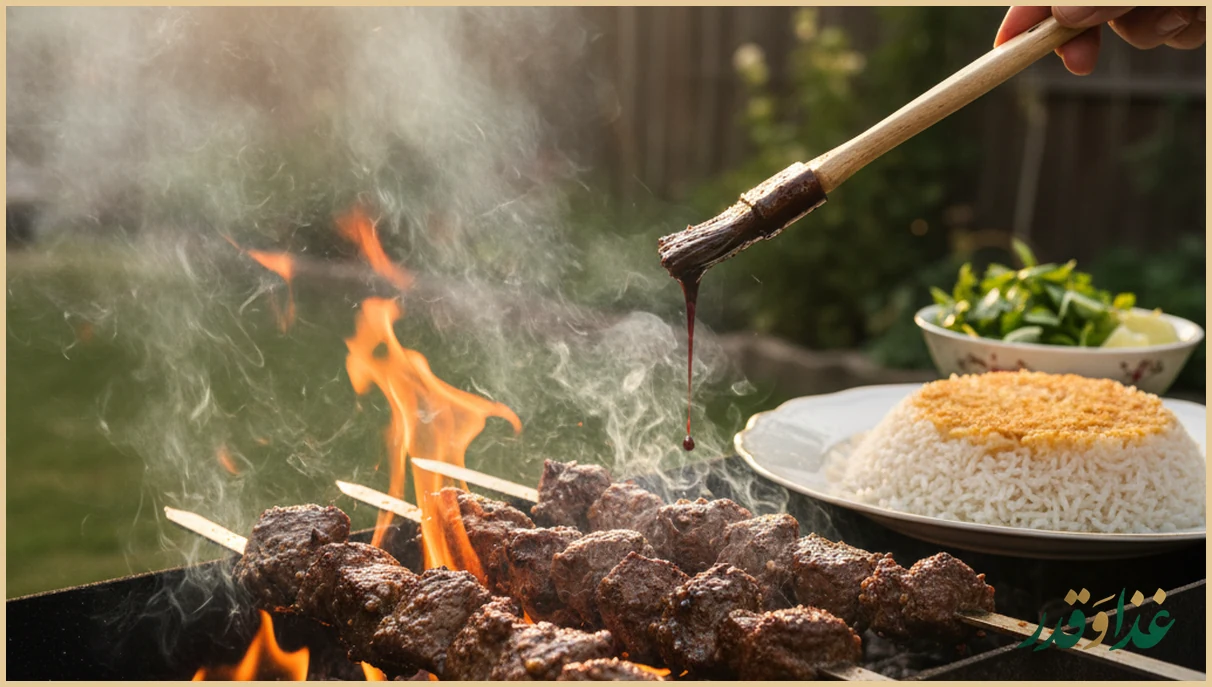 سیخ‌های کباب ترش روی منقل زغالی